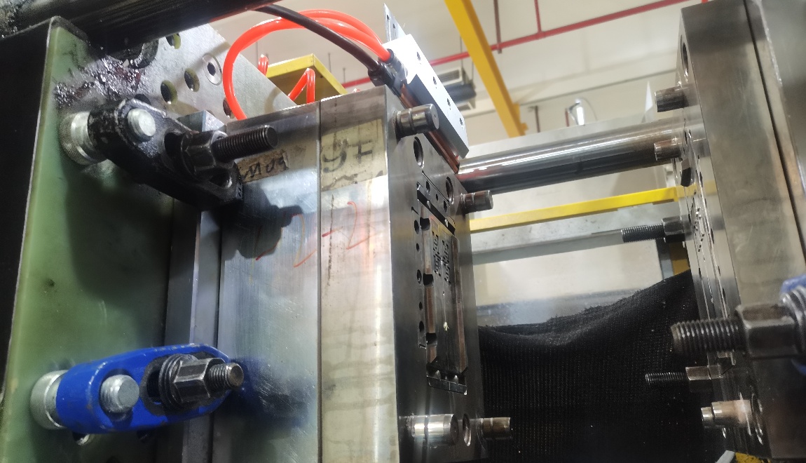 Electrostatic removal of injection molded parts