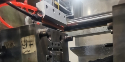 Electrostatic removal of lightweight injection molded parts